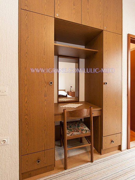 apartments Mijo Luli, Igrane - wardrobe and dressing table