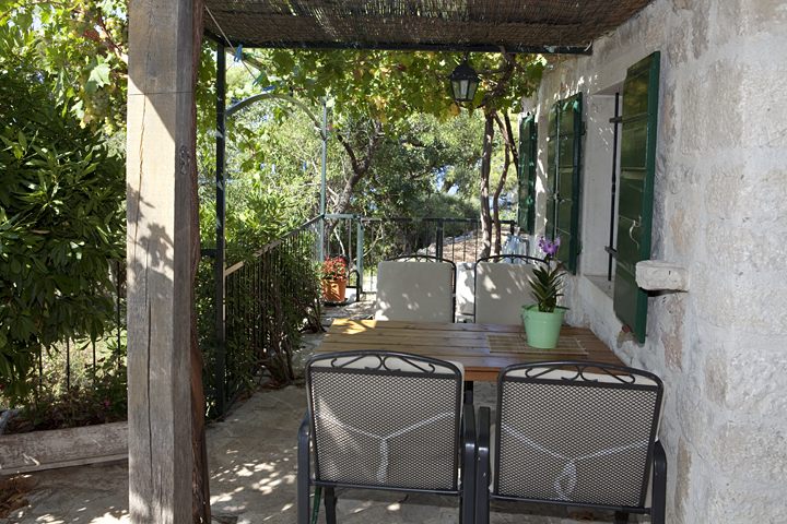 apartments Peri, Igrane - terrace in greap leaves shadow