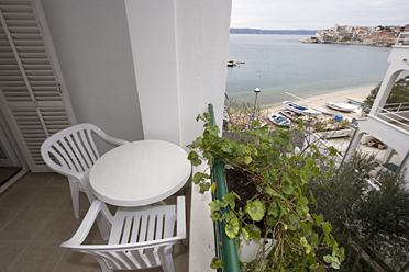 balcony with seaview by side