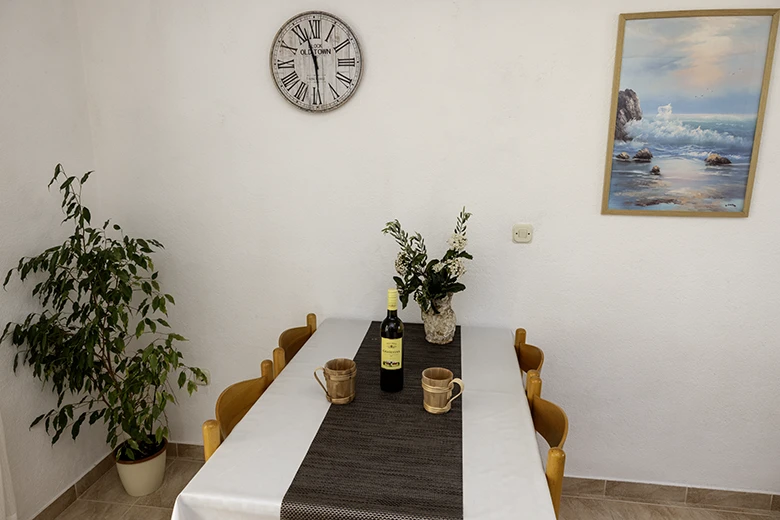 Apartments Grgo Talijančić, Igrane - detail - table