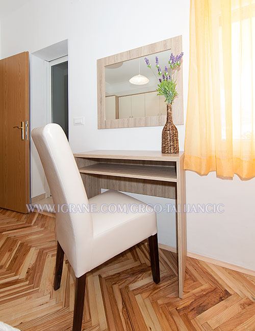 apartments Grgo Talijani, Igrane - flowers on desk