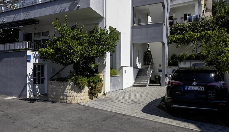 Apartments Grgo Talijančić, Igrane - house 1, entrance