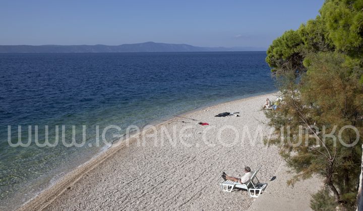 beach in front of hotel Punta in Igrane