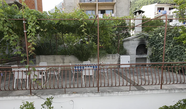 Apartments Bogomir Lulić, Igrane - view on grill and terrace