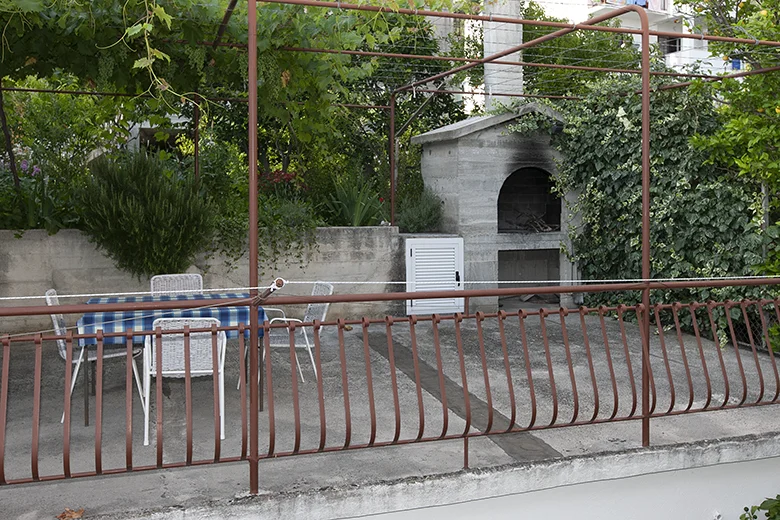 Apartments Bogomir Lulić, Igrane - view on grill and terrace