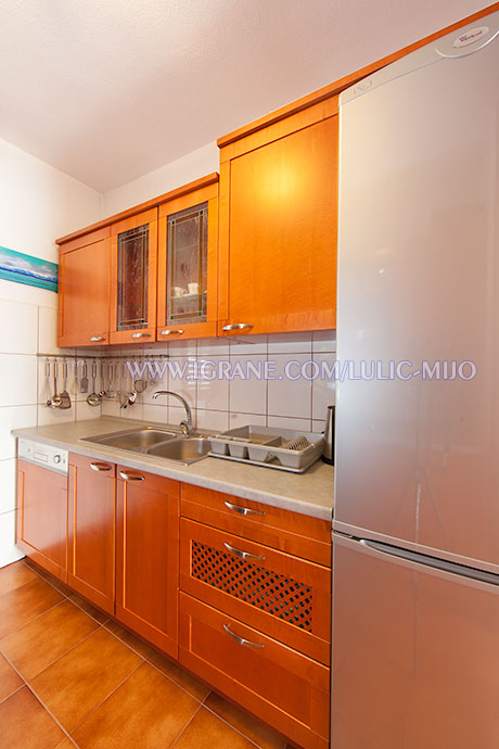 apartments Mijo Lulić, Igrane - kitchen sink, refridgerator