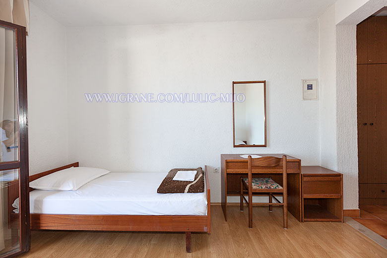 apartments Mijo Lulić, Igrane - third bed in the bedroom