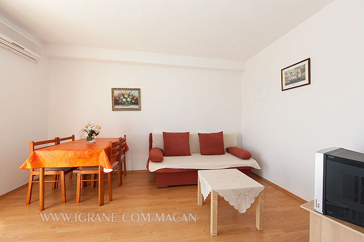 apartment Macan, Igrane - living room with dining room