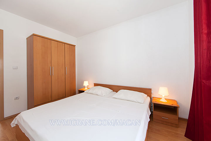 apartment Macan, Igrane - bedroom with wardrobe