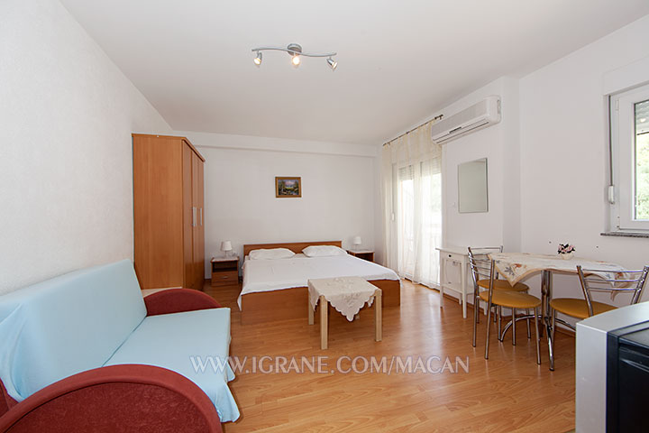 apartment Macan, Igrane - Schlaffzimmer, Sofa, Esstisch