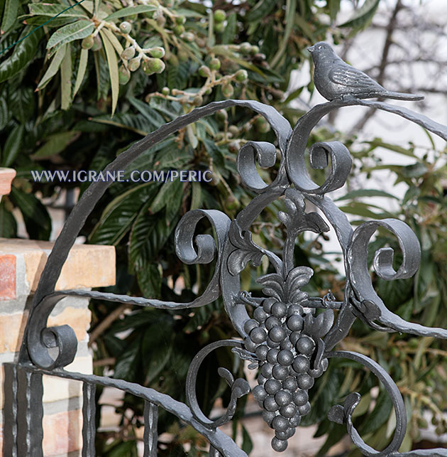 apartments Peri, Igrane - nice decorated rail, metal bird and grape