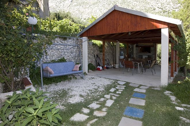 Garden with grill tennis table and flowers