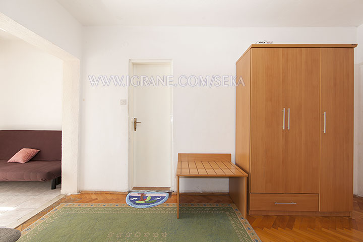 apartment Seka, Igrane - bedroom wardrobe 