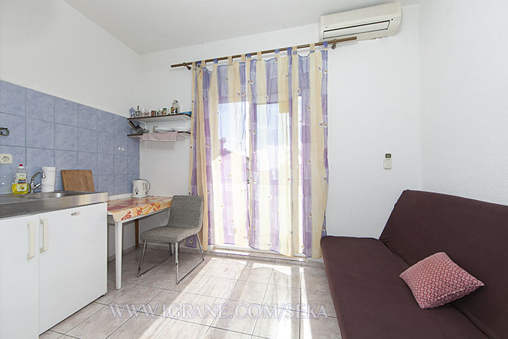 apartment Seka, Igrane - kitchen with sofa as additional bed